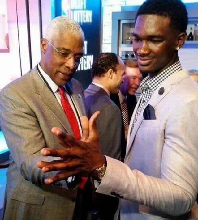 篮球篮网主力中锋脚踝扭伤，伤势待评估（篮网首发中锋脚踝扭伤，伤情待进一步评估）