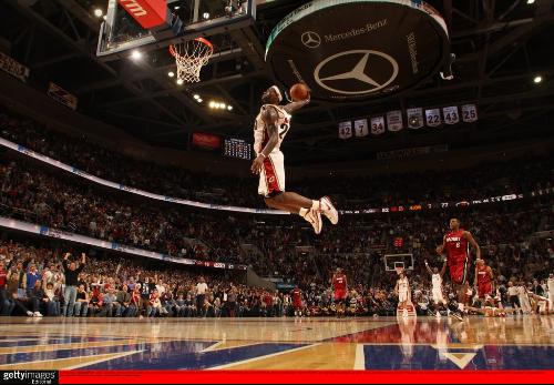 无缘升级向球迷跪拜道歉，水原三星主帅卞成焕赛后主动辞职（无缘升级后向球迷下跪致歉，水原三星主帅卞成焕赛后请辞）