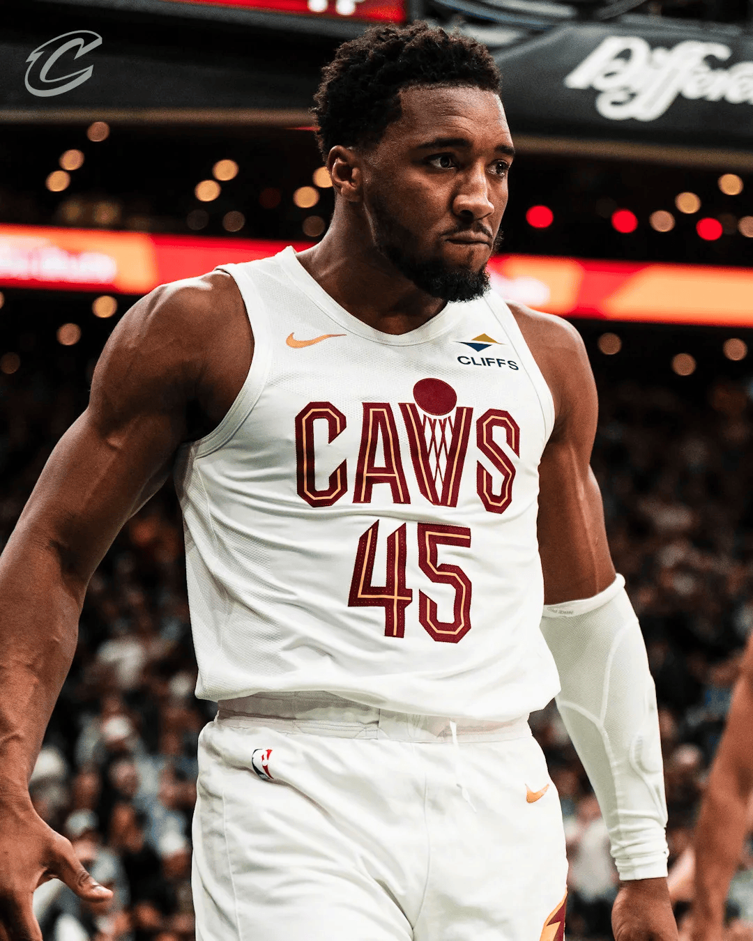 篮球篮网结束连败，全队积极庆祝（篮网止住连败，全队热烈庆祝）