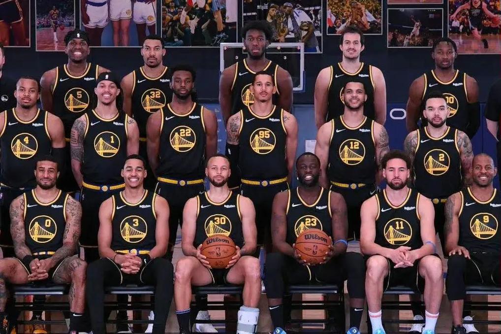 有何意味？萨拉赫社媒晒户外落叶景色图，并未配文（意味何在？萨拉赫社媒晒落叶户外景图，未附文字）