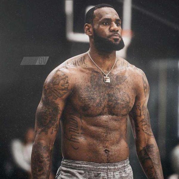 杜兰特连续得分，全队士气高涨（杜兰特连连得手，球队士气飙升）