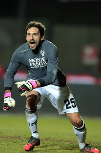 单靠进攻，没有防守，这是绝对无法夺冠的，解决防守难题是关键（只攻不守难封王，补齐防守短板是关键）