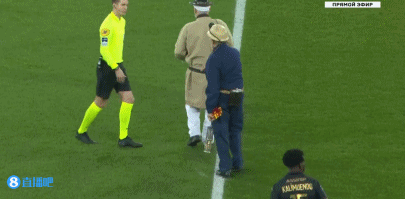 从手足无措到游刃有余，齐达内在公园学着踢毽子（齐达内公园踢毽子：从生疏到娴熟）